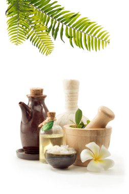 Beyaz sırtlı havan, tuz, yağ ve bitkisel kompres manzarasını kapat. 