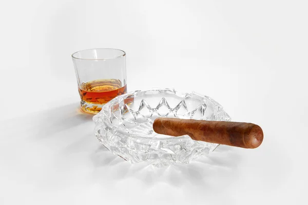 Geschlossener Blick Auf Glas Whisky Aschenbecher Mit Zigarre Auf Weißem — Stockfoto