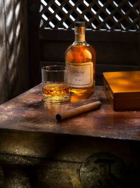 Logo ya da tuzak izi yok! SİZE LABELS yaptı! Sigara, bir şişe viski ve bir bardak da rengini kapat.. 