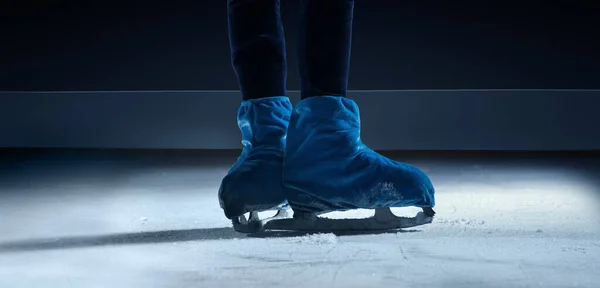 Vista Cerca Del Patinador Artístico Sobre Fondo Arena Hielo Oscuro — Foto de Stock