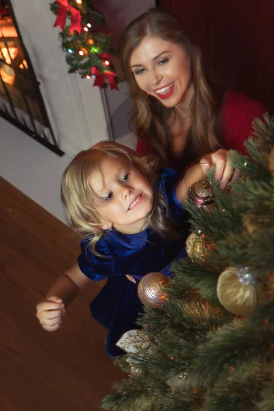 Portrait Beautiful Little Girl Her Mama Christmas Environment — Stock Photo, Image