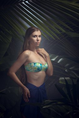 Ormanda iyi vakit geçiren çekici genç bir kadının portresi.