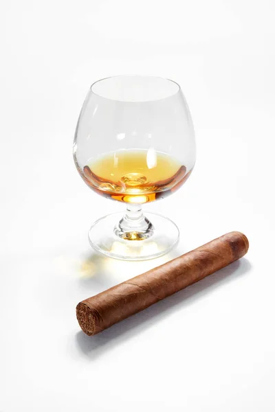 Geschlossener Blick Auf Ein Glas Cognac Mit Zigarre Zur Seite — Stockfoto