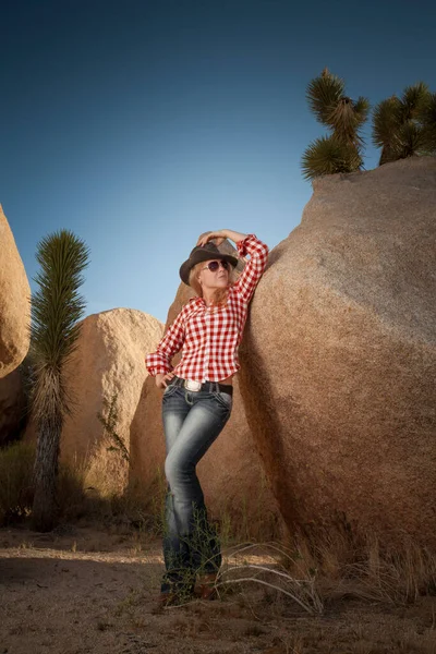 Retrato Joven Hermosa Chica Entorno Del Parque Joshua Tree —  Fotos de Stock