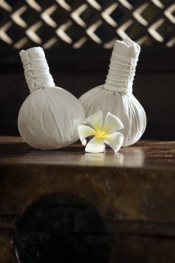 Bitkisel masaj görüntüsünü kapat Renk üzerine kompres. 