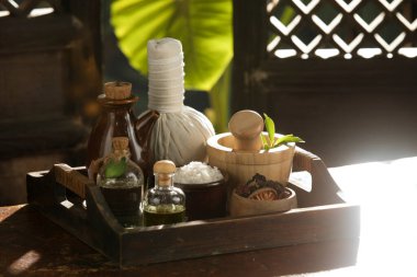 Renkli tropik palmiye yaprakları üzerindeki spa temalı nesnelerin görünümü