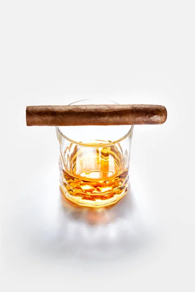 Närbild Glas Whisky Med Cigarr Ovanpå Vit Rygg — Stockfoto