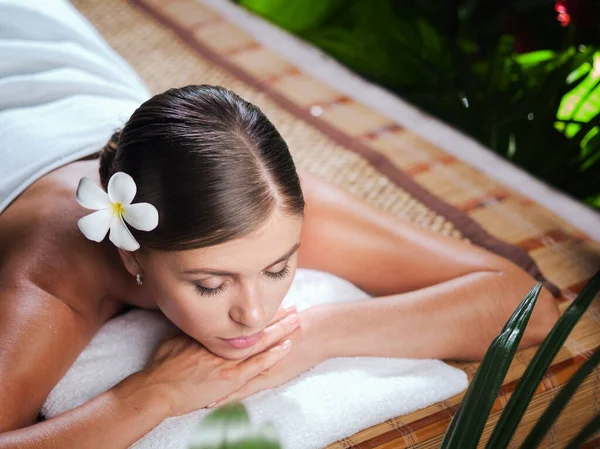 Retrato Jovem Mulher Bonita Ambiente Spa — Fotografia de Stock