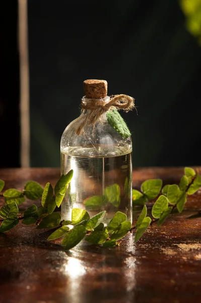 Close Uitzicht Mooie Kleine Fles Met Massage Olie Kleur Terug — Stockfoto