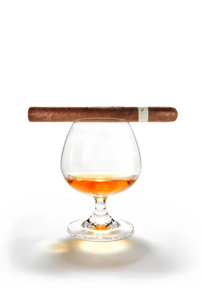 Zamknięty Widok Szklankę Whisky Cygarem Białym Grzbiecie — Zdjęcie stockowe