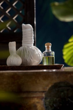 Yağ ve bitkisel masaj manzarasını kapatın.. 