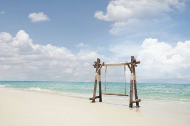 Yaz tropik plajında güzel ahşap salıncak manzarası