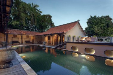Ortasında yüzme havuzu olan doğu tarzı bir ev.