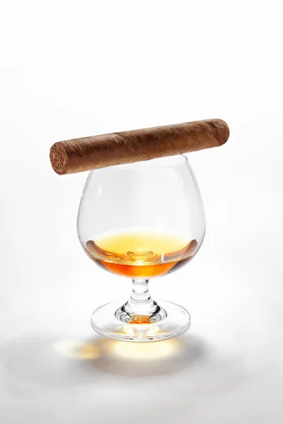 Geschlossener Blick Auf Ein Glas Whiskey Mit Zigarre Auf Weißem — Stockfoto