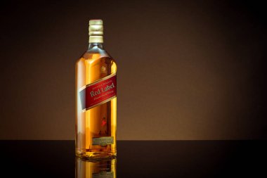 Phuket, Tayland - Şubat 2021. Johnnie Walker Red Label karışık viskiyi renk arka planında izole etti. Johnnie Walker dünyadaki en geniş çaplı karışık viski markasıdır..