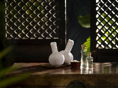 Yağ, banyo tuzu ve bitkisel masaj manzarasını kapatın.. 