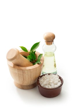 Beyaz sırtlı havan, tuz ve banyo yağının manzarasını kapat. 