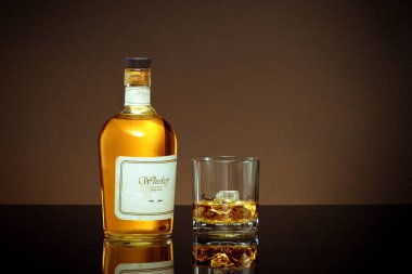 Logo ya da tuzak izi yok! SİZE LABELS yaptı! Bir şişe viskinin ve bir bardağın rengini kapat.. 