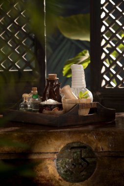 Renkli tropik palmiye yaprakları üzerindeki spa temalı nesnelerin görünümü