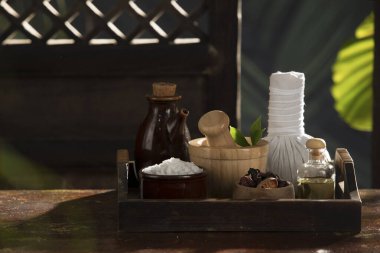 Renkli tropik palmiye yaprakları üzerindeki spa temalı nesnelerin görünümü