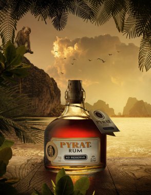 Phuket, Tayland - 01 Şubat 2019. Pyrat Rum XO rezervi. Batı Hint Adaları 'ndaki Anguilla Rums Ltd.' den çok özel bir kehribar Karayip harmanlanmış rom..