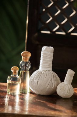 Yağ ve bitkisel masaj manzarasını kapatın.. 