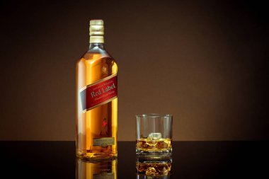 Phuket, Tayland - Şubat 2021. Johnnie Walker Red Label karışık viskiyi renk arka planında izole etti. Johnnie Walker dünyadaki en geniş çaplı karışık viski markasıdır..