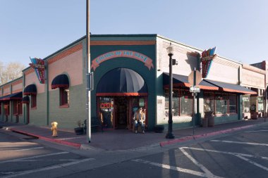 Williams, Arizona, ABD: Mayıs 2014: 66 numaralı ünlü güzergahtaki şehirlerden biri olan Williams 'taki hediyelik eşya dükkanlarının önünde mankenlerle sokak sahnesi