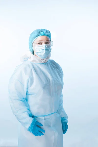 Porträt Eines Arztes Mit Schutzanzug Handschuhen Und Maske Auf Blauem — Stockfoto