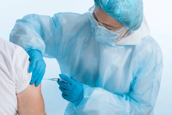 Nahaufnahme Eines Arztes Der Auf Blauem Rücken Impft — Stockfoto