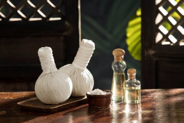 Yağ ve bitkisel masaj manzarasını kapatın.. 