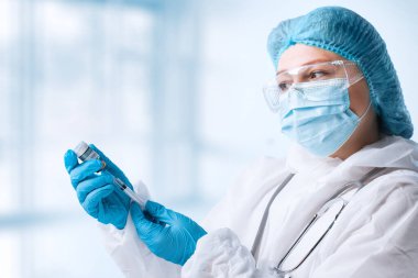 Logo ya da tuzak izi yok! SİZE LABELS yaptı! Doktorların el görüntüsü mavi sırtında bir ampul kovid aşıyla