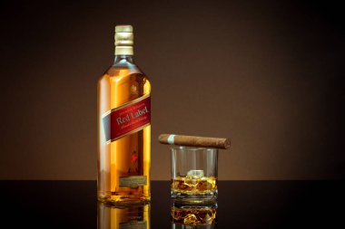Phuket, Tayland - Şubat 2021. Johnnie Walker Red Label karışık viskiyi renk arka planında izole etti. Johnnie Walker dünyadaki en geniş çaplı karışık viski markasıdır..