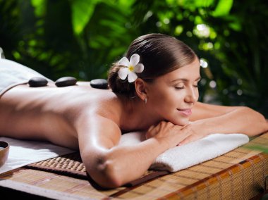 Kaplıca ortamında genç ve güzel bir kadının portresi