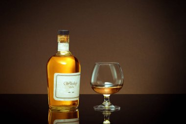 Logo ya da tuzak izi yok! SİZE LABELS yaptı! Bir şişe viskinin ve bir bardağın rengini kapat.. 