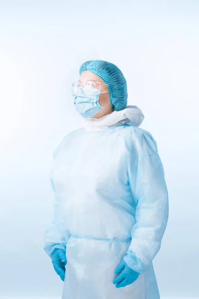 Porträt Eines Arztes Mit Schutzanzug Handschuhen Und Maske Auf Blauem — Stockfoto