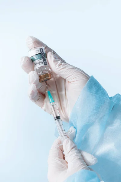 没有失物招领或买卖 我自己做的Labels 医生手拿着眼镜蛇疫苗和注射器在蓝背上的近视 — 图库照片