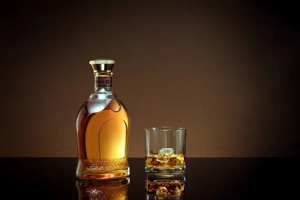 Närbild Bild Flaska Whisky Och Ett Glas Sidan Färg Tillbaka — Stockfoto