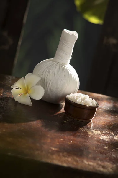 Close Overzicht Van Witte Kruidencompressie Kleur Terug — Stockfoto