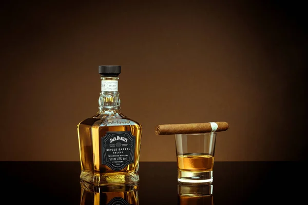 タイのプーケット 2021年2月 ジャック ダニエルズは灰色の背景にウイスキーをブレンドした ジャック ダニエルは 世界で最も売れているアメリカのウイスキーであるサワーマッシュ テネシー ウイスキーのブランドです — ストック写真