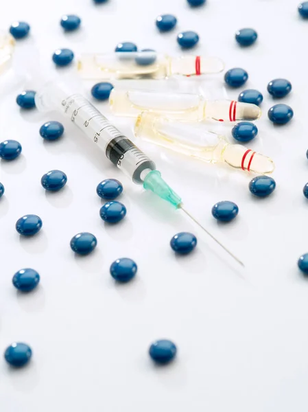 Detailní Pohled Ampulku Léky Pilulkami Stříkačkou Bílých Zádech — Stock fotografie