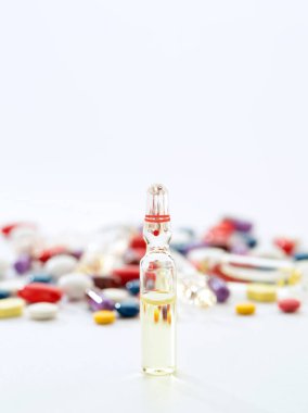 İlaçlar, haplar ve beyaz sırtındaki şırıngayla ampulü kapat. 