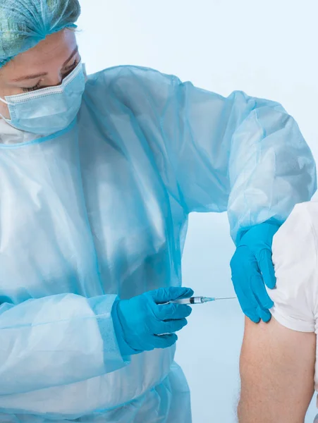 Visão Perto Médico Fazendo Vacinação Nas Costas Azuis — Fotografia de Stock