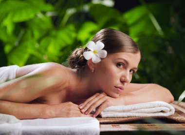 Kaplıca ortamında genç ve güzel bir kadının portresi