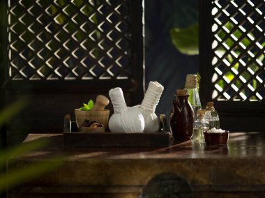 Tepsi ve spa temalı nesnelerin renk tropik arka görüntüsü