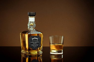 Phuket, Tayland - Şubat 2021. Jack Daniels viskiyi gri arka planda harmanladı. Jack Daniel 's, Tennessee viskisinin bir türüdür. Dünyadaki en çok satan Amerikan viskisidir.