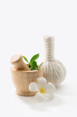 Beyaz sırtındaki havan ve bitkisel kompres görüntüsünü kapat. Pankart