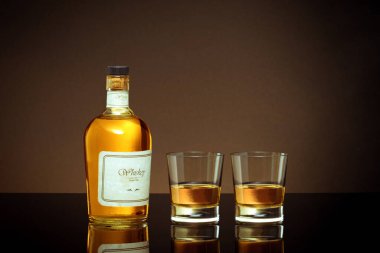 Logo ya da tuzak izi yok! SİZE LABELS yaptı! Bir şişe viskinin ve bardakların rengini kapat.. 