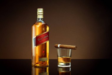 Phuket, Tayland - Şubat 2021. Johnnie Walker Red Label karışık viskiyi renk arka planında izole etti. Johnnie Walker dünyadaki en geniş çaplı karışık viski markasıdır..