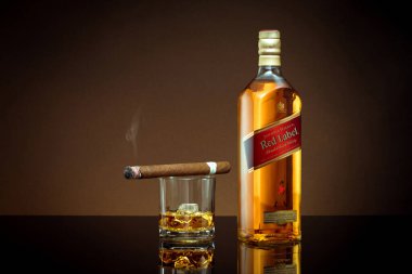 Phuket, Tayland - Şubat 2021. Johnnie Walker Red Label karışık viskiyi renk arka planında izole etti. Johnnie Walker dünyadaki en geniş çaplı karışık viski markasıdır..